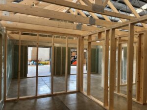 Casa prefabricada 63m2 - Precio 28.000 Detalle de la estructura lateral con aberturas de ventanas y paneles Agepan instalados