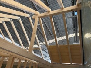Casa prefabricada 63m2 - Precio 28.000 Detalle de los marcos interiores y estructura del techo de madera