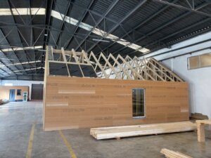 Casa prefabricada 63m2 - Precio 28.000 Estructura del techo en madera vista desde el interior en proceso de montaje