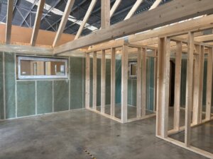 Casa prefabricada 63m2 - Precio 28.000 Interior mostrando marcos de madera y estructura lista para aislamiento