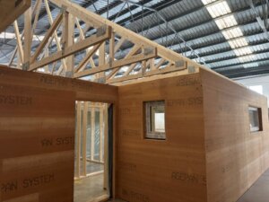Casa prefabricada 63m2 - Precio 28.000 Vista en ángulo mostrando las paredes precortadas y la estructura del tejado